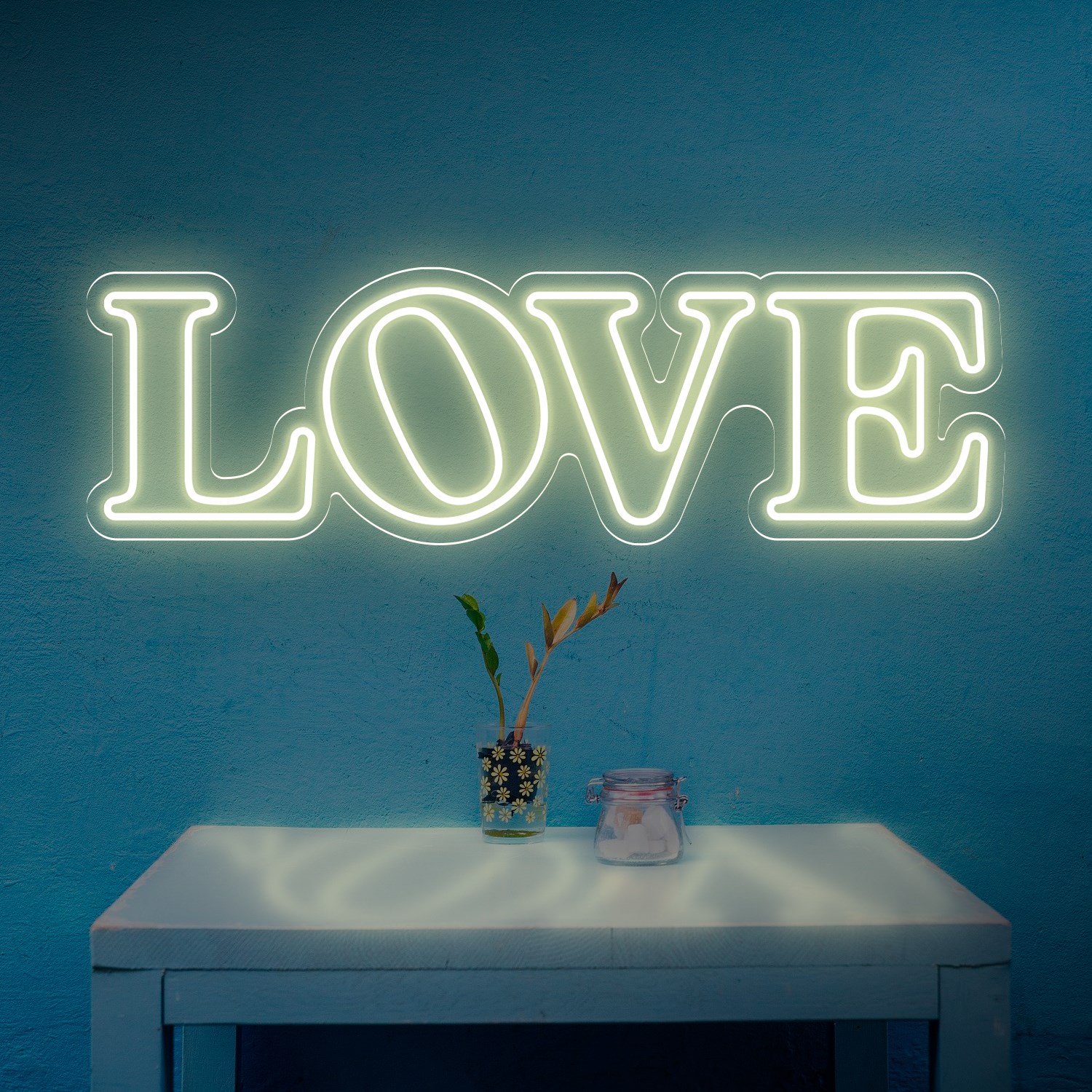 Bild von Günstige Neon "Love" Vintage